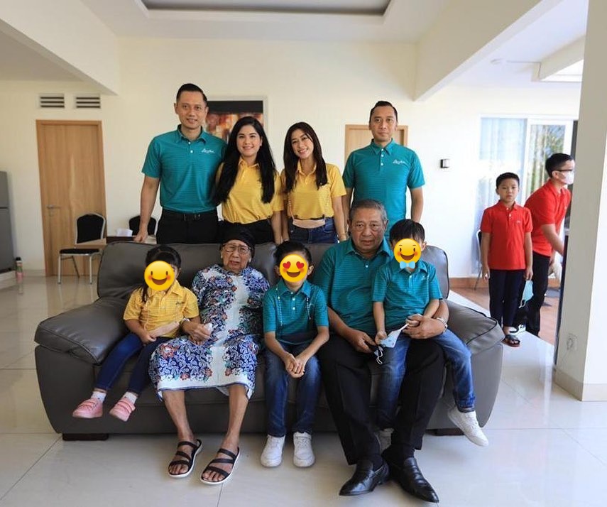 Tinggal kenangan, ini 13 foto Annisa Pohan bareng Ibu Ageng mertua SBY