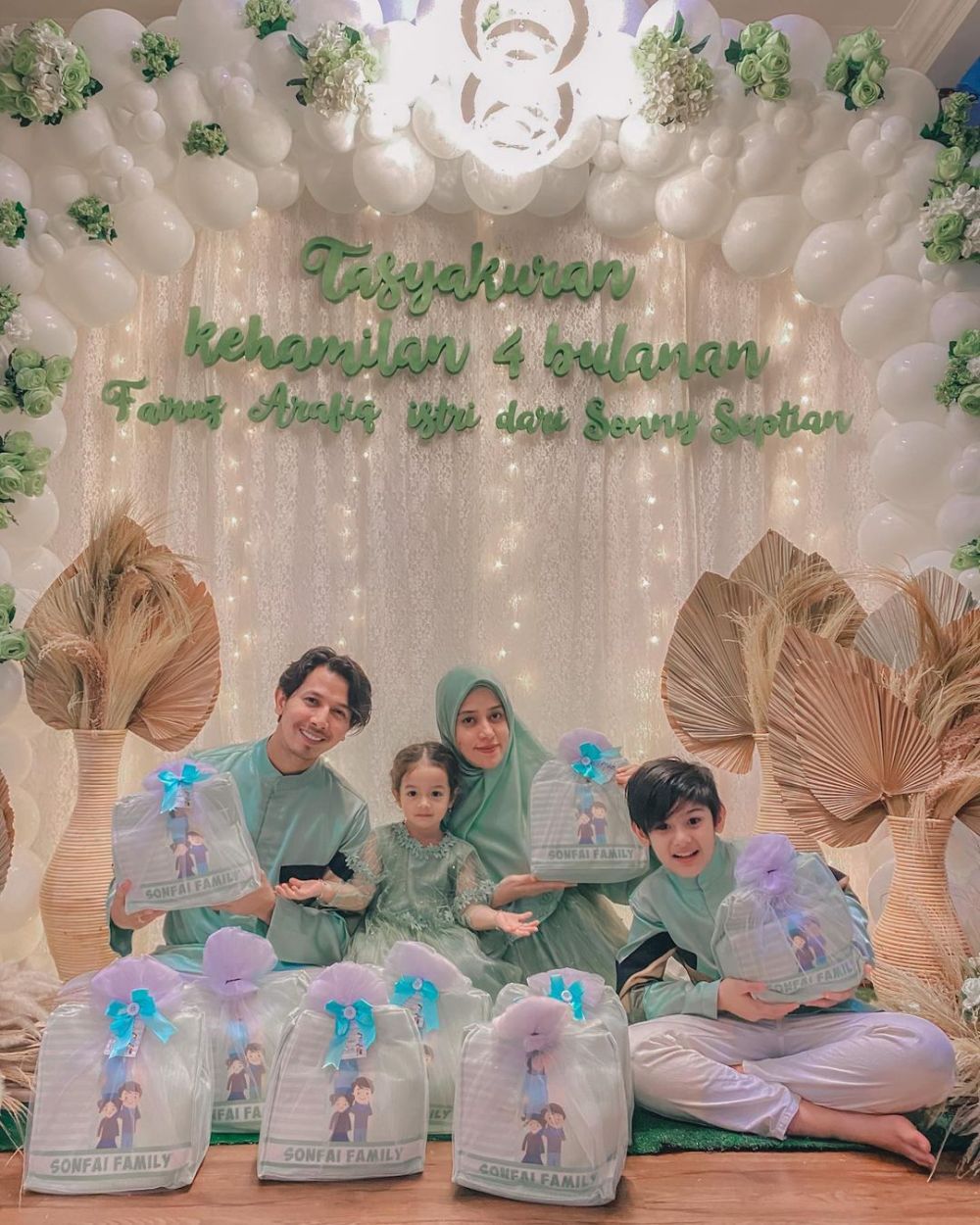 Suvenir 7 seleb di momen tasyakuran 4 bulanan, elegan dan berkesan