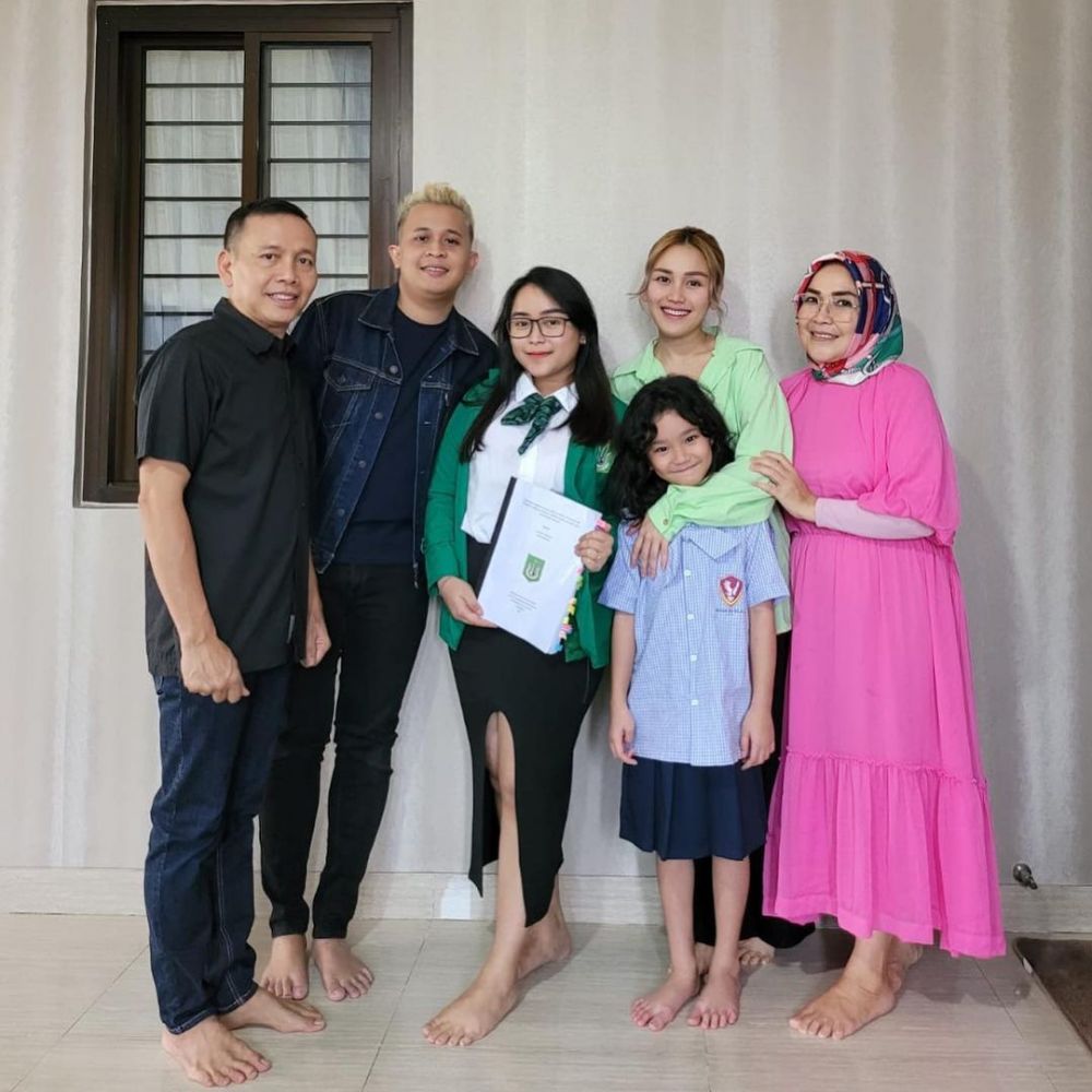 9 Momen kelulusan adik Ayu Ting Ting, dapat bunga dari orang spesial