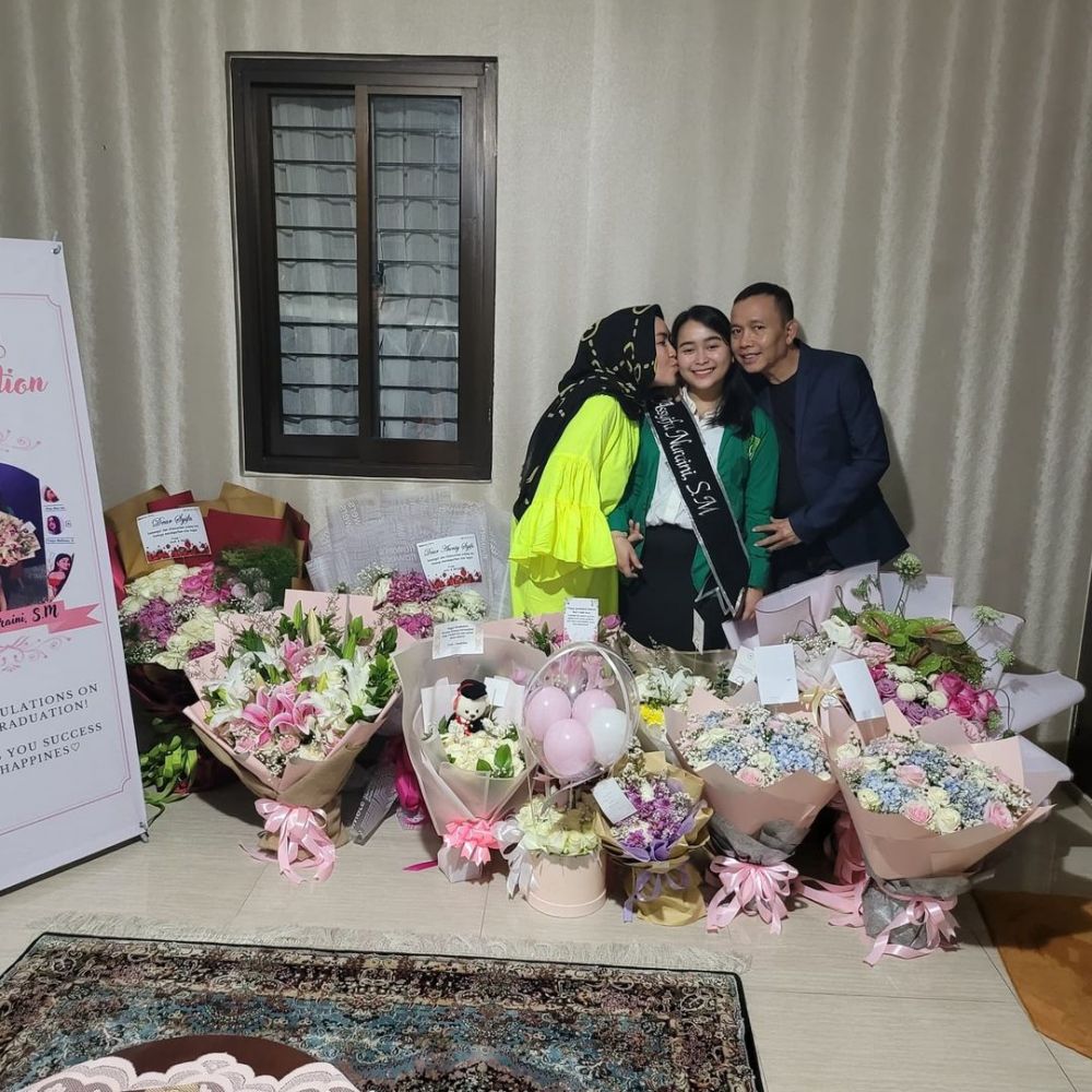 9 Momen kelulusan adik Ayu Ting Ting, dapat bunga dari orang spesial
