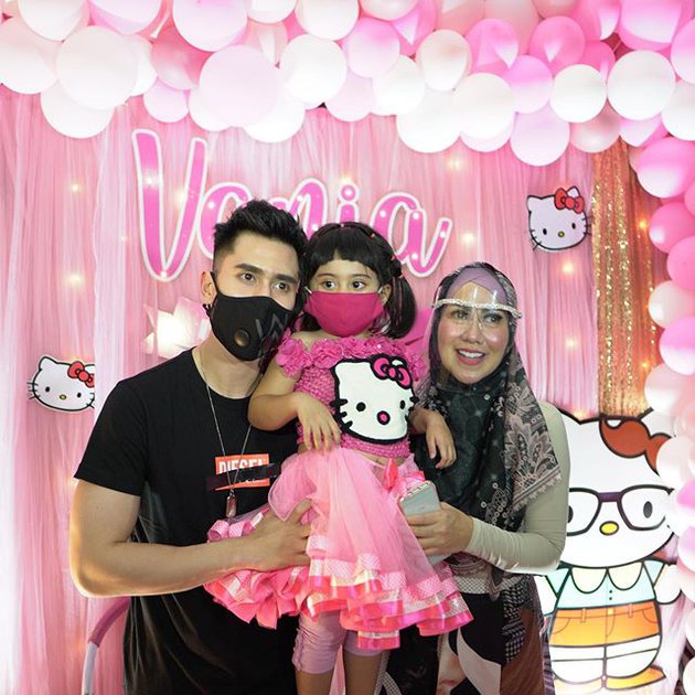 Dekorasi manis serba pink, beginilah potret meriah ultah 9 anak seleb