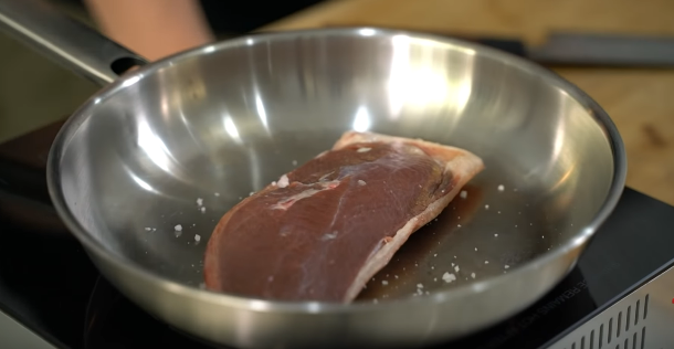 7 Trik memasak dada bebek ala Chef Arnold, bikin daging mudah empuk