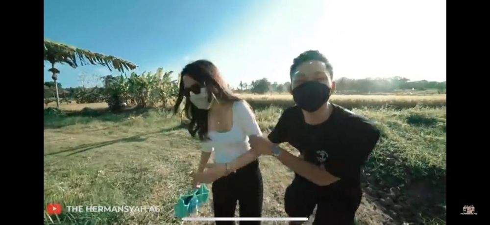 11 Momen Azriel Hermansyah beri kejutan Sarah Menzel naik helikopter