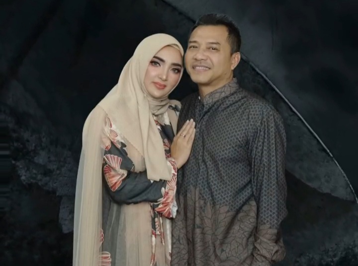 13 Gaya Ashanty saat pakai hijab, cantiknya ala wanita Timur Tengah