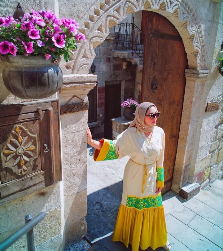 13 Gaya Ashanty saat pakai hijab, cantiknya ala wanita Timur Tengah