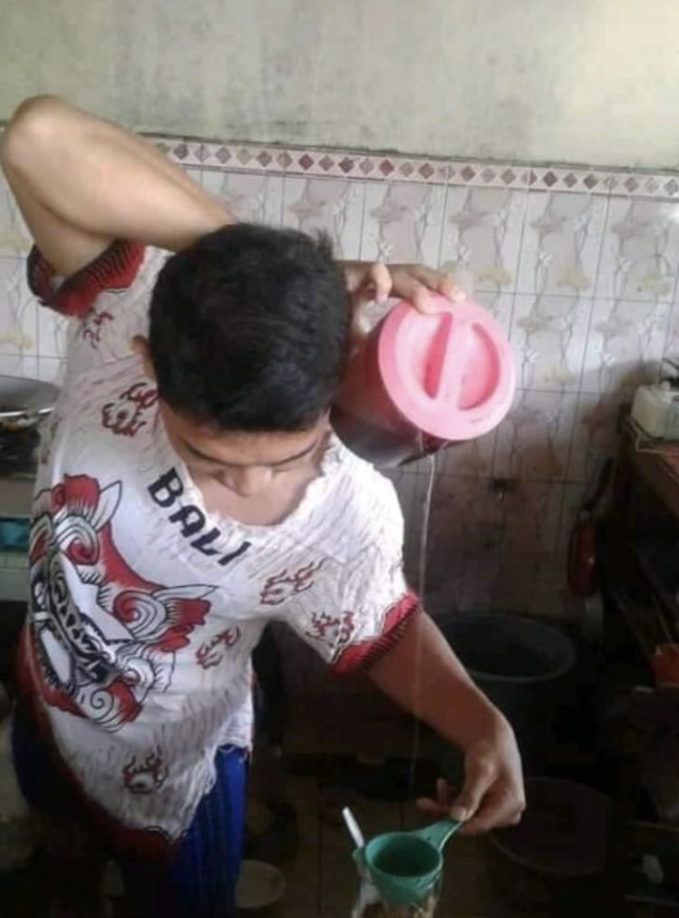 11 Momen lucu banyak gaya waktu di dapur, bikin nggak habis pikir