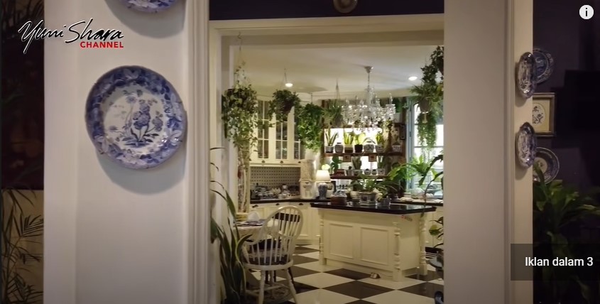 9 Cara Yuni Shara menata dapur,  estetik penuh tanaman