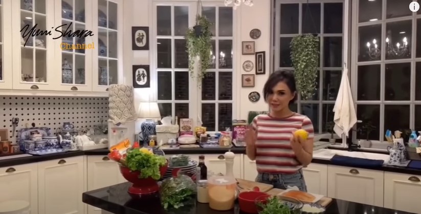 9 Cara Yuni Shara menata dapur,  estetik penuh tanaman