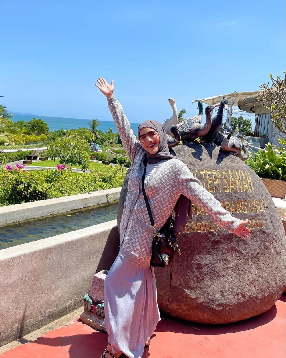 6 Potret romantis Meggy Wulandari dan suami babymoon ke Bali