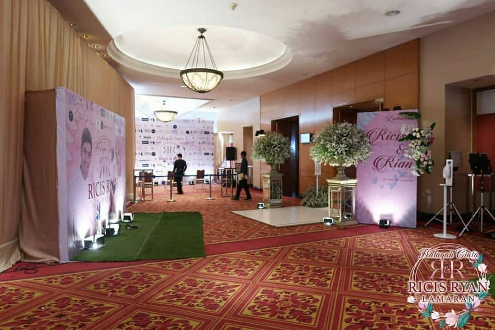 Mirip taman bunga, 7 potret dekorasi lamaran Ria Ricis dan Teuku Ryan