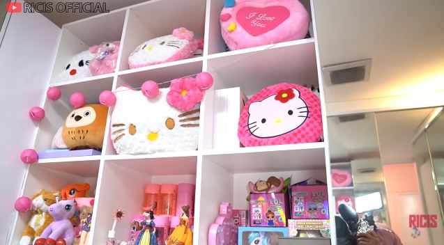 9 Potret kamar Ria Ricis di rumah lama dan baru, serba Hello Kitty