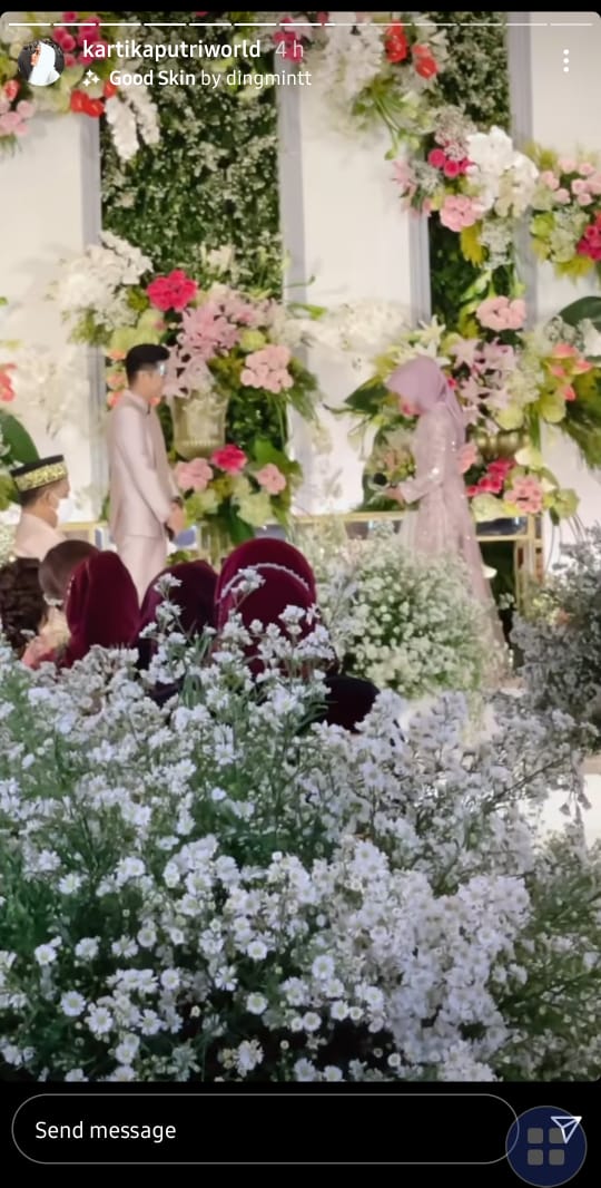 5 Momen Kartika Putri hadiri lamaran Ria Ricis, Habib Usman pakai kaus