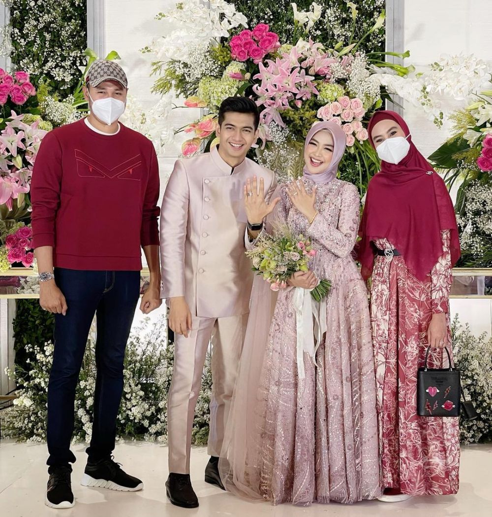 5 Momen Kartika Putri hadiri lamaran Ria Ricis, Habib Usman pakai kaus