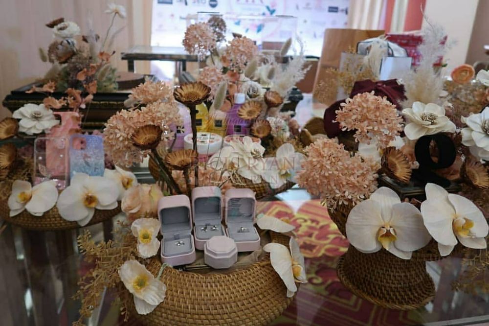 9 Potret seserahan lamaran Ria Ricis, tas mewah hingga masakan Aceh