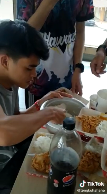 Makan beramai-ramai di KFC, remaja ini bawa sendiri nasi sepanci