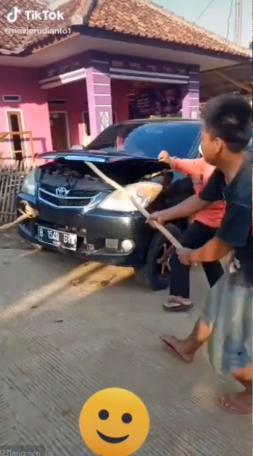 Kap mobil jadi sarang king kobra, proses penangkapan bikin deg-degan