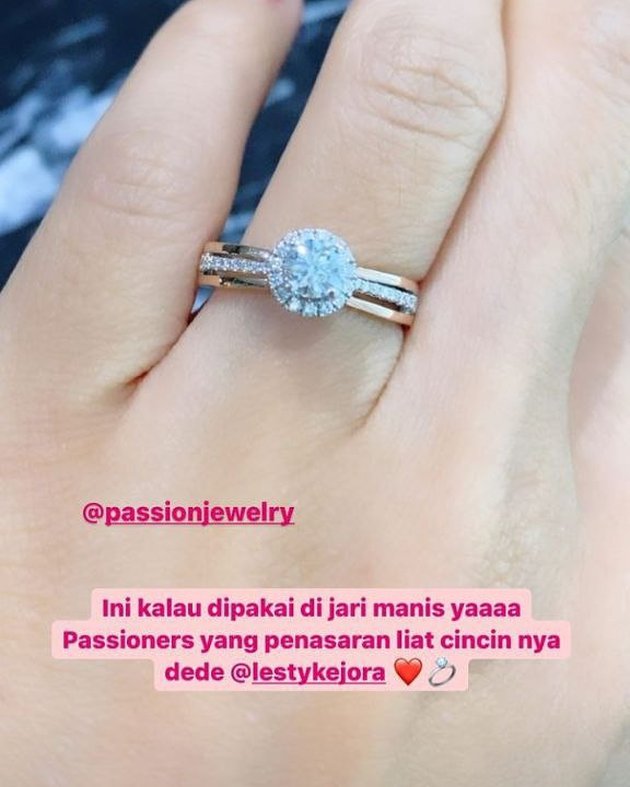 6 Beda cincin lamaran Ria Ricis dan Lesty Kejora rancangan Airyn Tanu