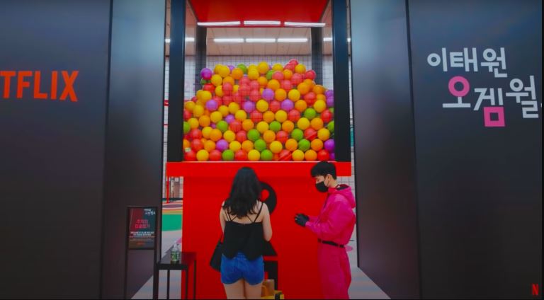 6 Penampakan pop-up playground Squid Game di Itaewon, sedot animo fans