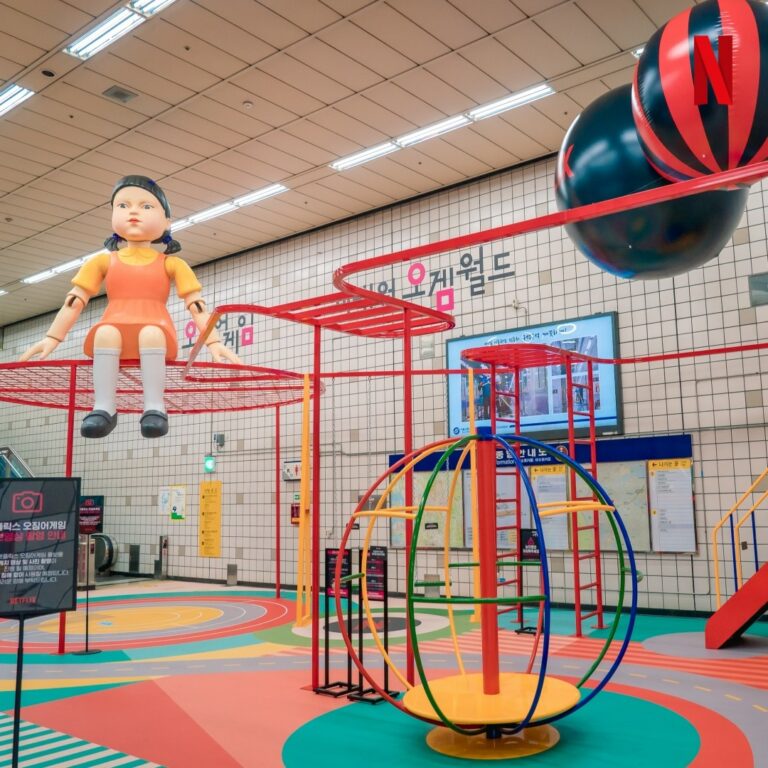 6 Penampakan pop-up playground Squid Game di Itaewon, sedot animo fans