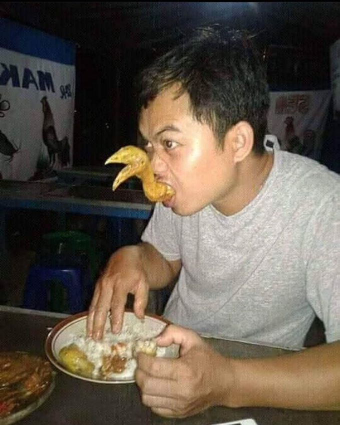 7 Momen absurd orang saat makan ayam ini kurang kerjaan abis