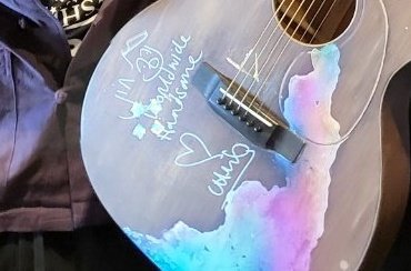 Kolaborasi bareng, Jin BTS dapat gitar kesayangan Chris Martin