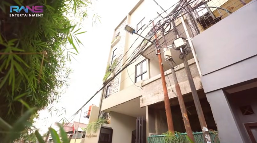 7 Penampakan kos Dimas Ahmad yang baru, kamar tidurnya dua lantai