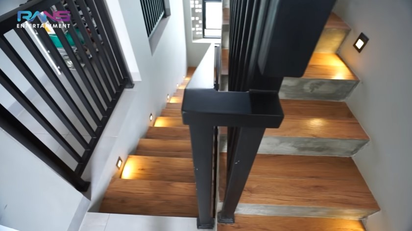 7 Penampakan kos Dimas Ahmad yang baru, kamar tidurnya dua lantai