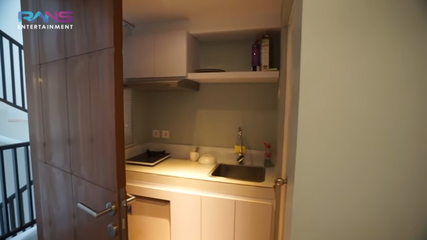 7 Penampakan kos Dimas Ahmad yang baru, kamar tidurnya dua lantai