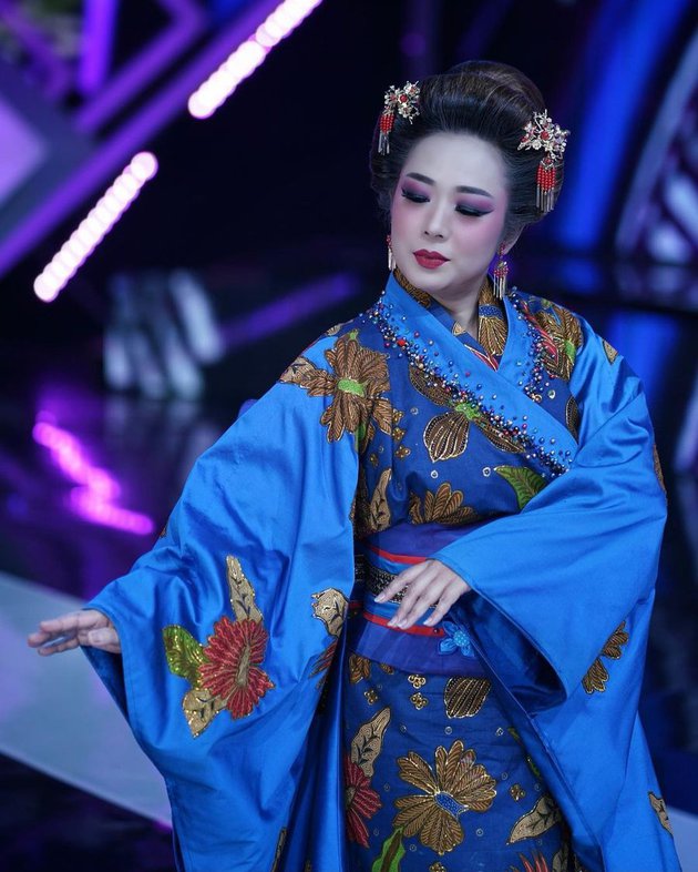 Pesona 7 pedangdut dalam balutan kimono, Soimah disebut mirip geisha