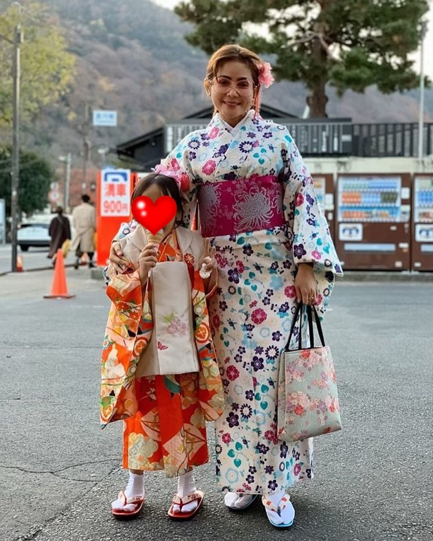 Pesona 7 pedangdut dalam balutan kimono, Soimah disebut mirip geisha
