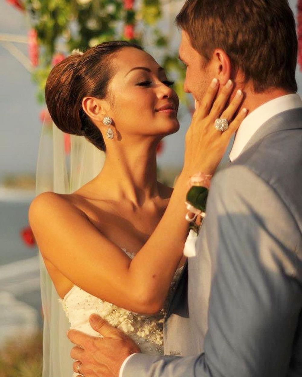 Kenang 10 tahun menikah, ini 7 potret lawas pernikahan Indah Kalalo