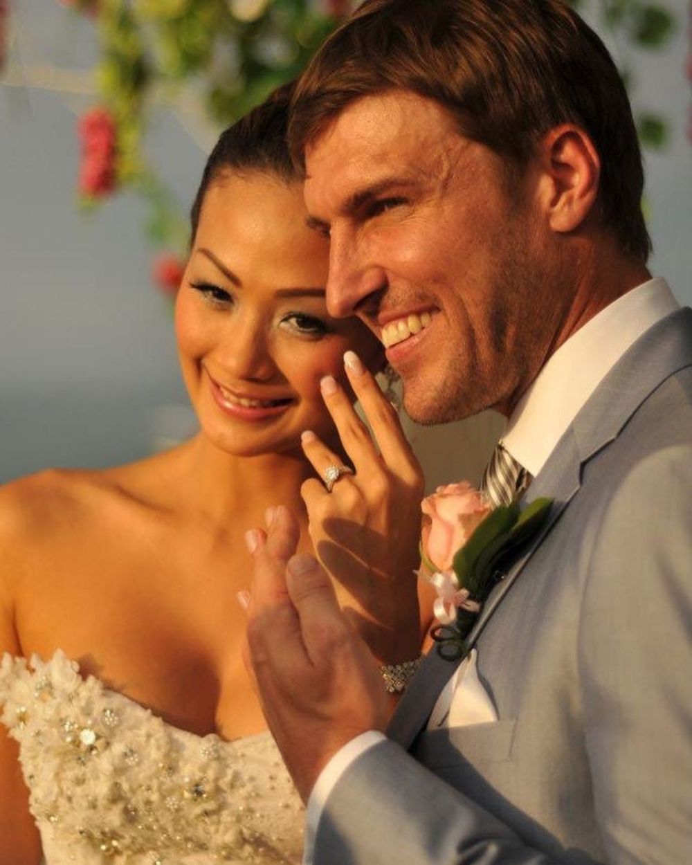 Kenang 10 tahun menikah, ini 7 potret lawas pernikahan Indah Kalalo