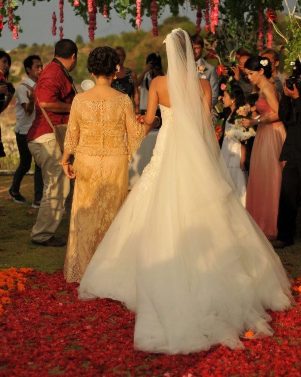 Kenang 10 tahun menikah, ini 7 potret lawas pernikahan Indah Kalalo