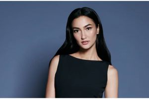 7 Pola hidup sehat Atiqah Hasiholan, rutin makan sayur kebun sendiri