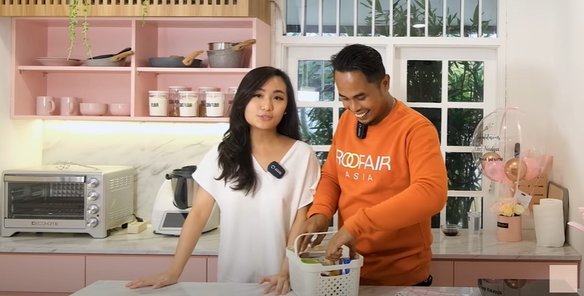 9 Cara Nadya MasterChef menata dapur, estetik pakai bunga palsu