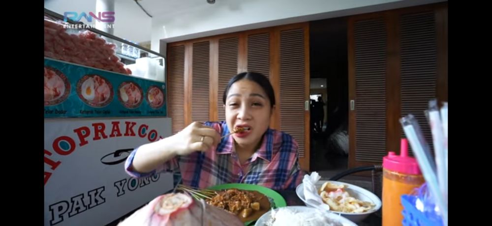 Ngidam jajanan gerobak, ini 9 momen Nagita Slavina borong ke rumah