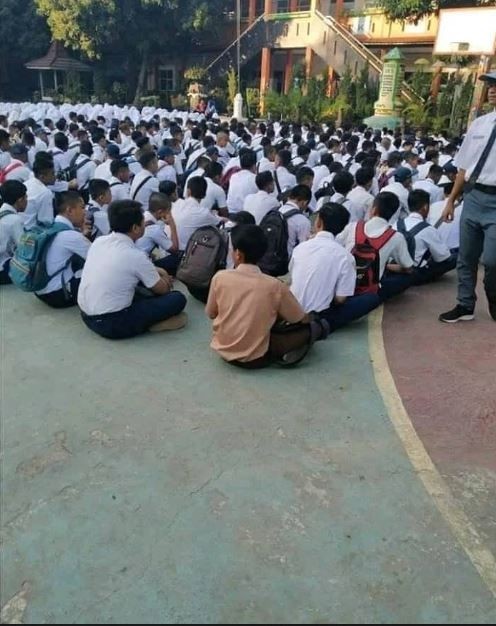 11 Potret tingkah lucu orang saat kumpul, ada yang beda sendiri nih