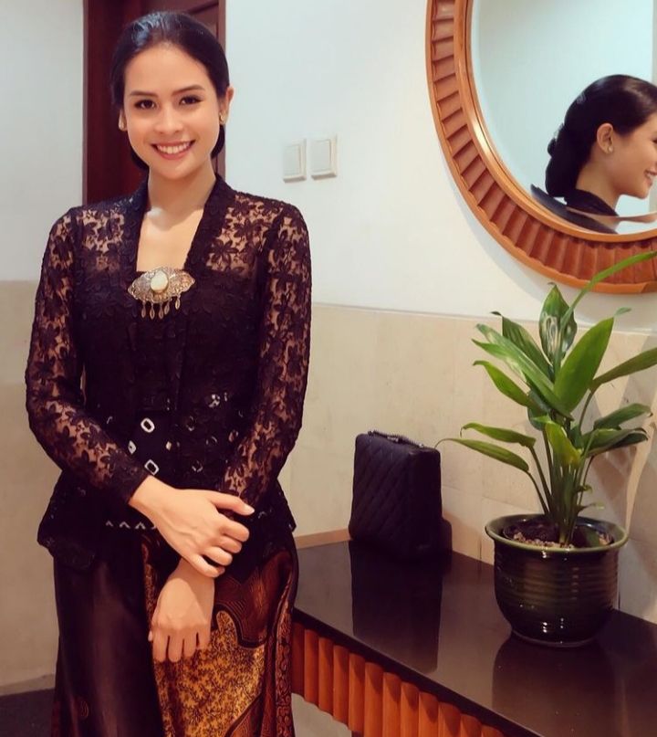 9 Inspirasi kebaya ala Maudy Ayunda, bikin penampilan makin anggun