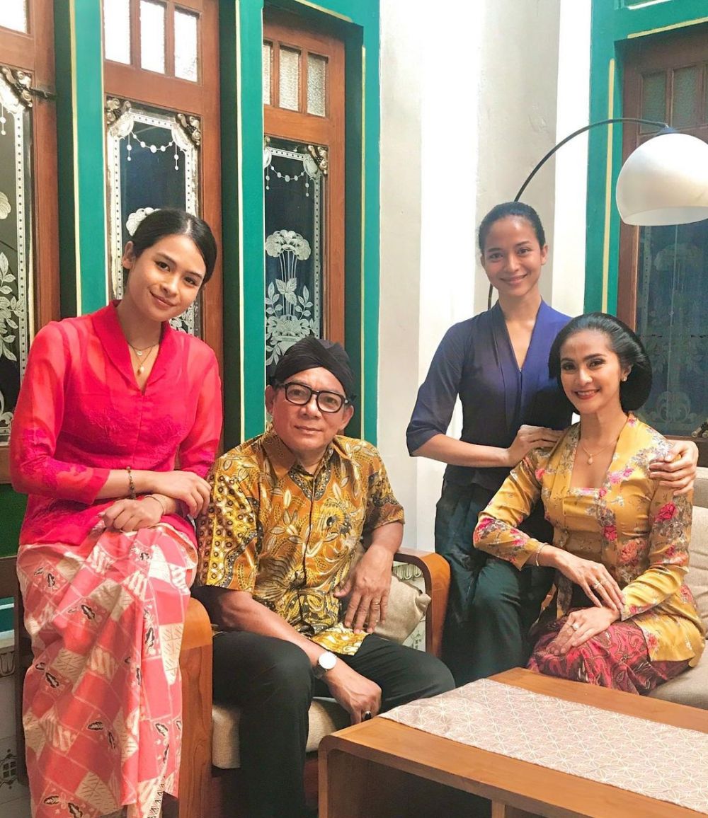 9 Inspirasi kebaya ala Maudy Ayunda, bikin penampilan makin anggun