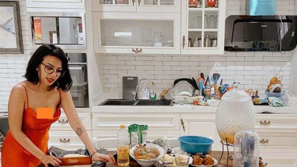 Gunakan bata ekspos, ini 7 cara Vanessa Angel menata dapur minimalis