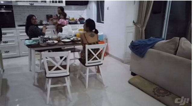 Gunakan bata ekspos, ini 7 cara Vanessa Angel menata dapur minimalis