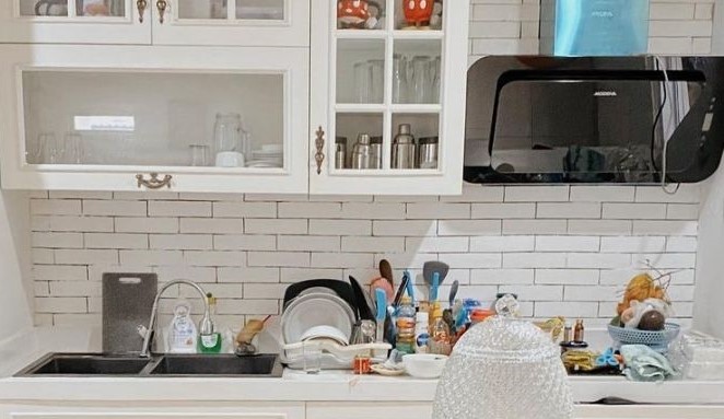Gunakan bata ekspos, ini 7 cara Vanessa Angel menata dapur minimalis