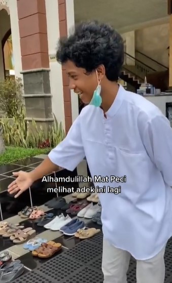 Aksi Raja anak pemilik masjid rapikan sandal tamu, alasannya haru