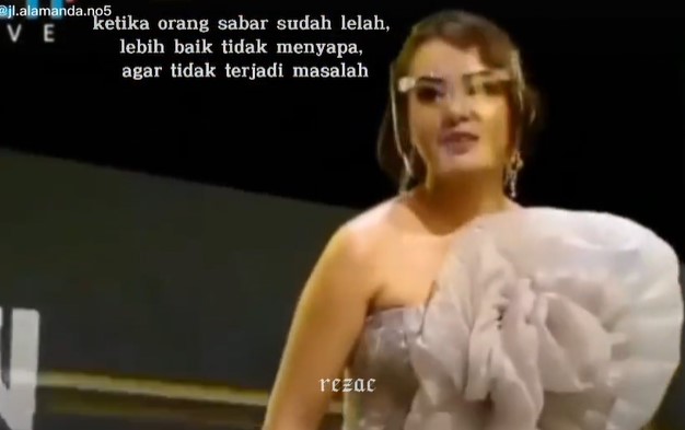 Momen Amanda Manopo cuek lewati Arya Saloka di acara penghargaan