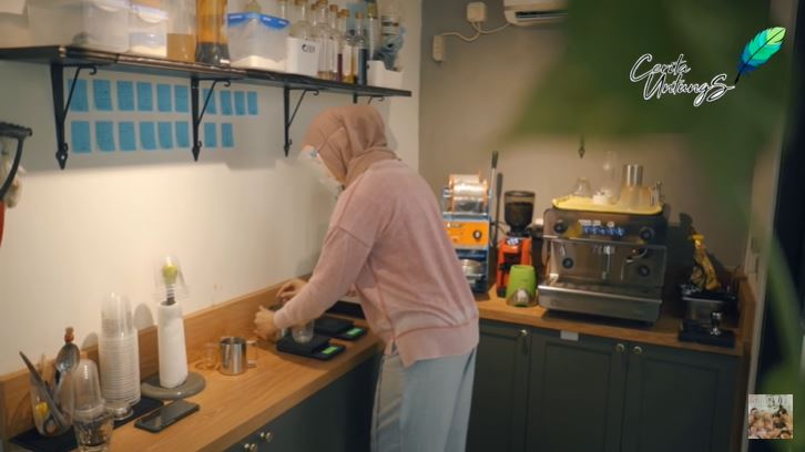 Manfaatkan taman rumah, ini 7 cara Fenita Arie mendesain coffee shop