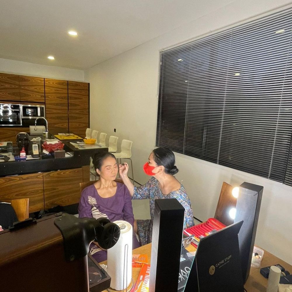 9 Momen Titi DJ rias wajah asisten rumah tangganya, tanda terima kasih