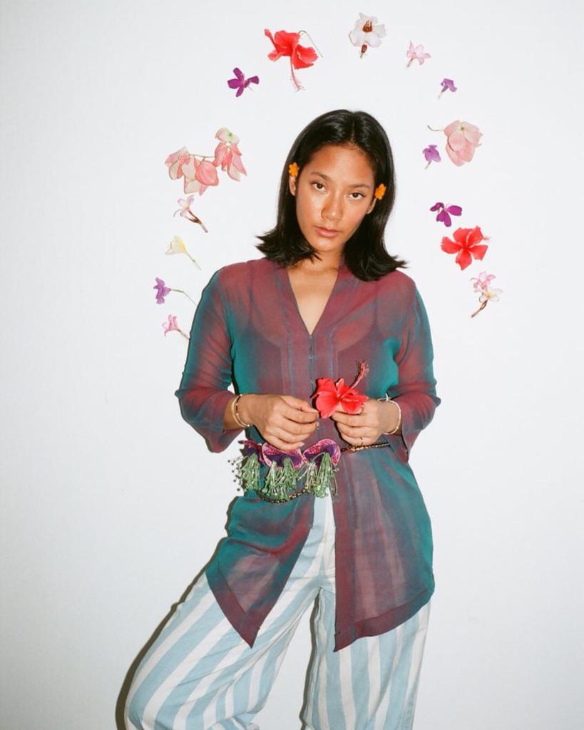 9 Inspirasi kebaya untuk hangout ala Tara Basro, kasual nan anggun