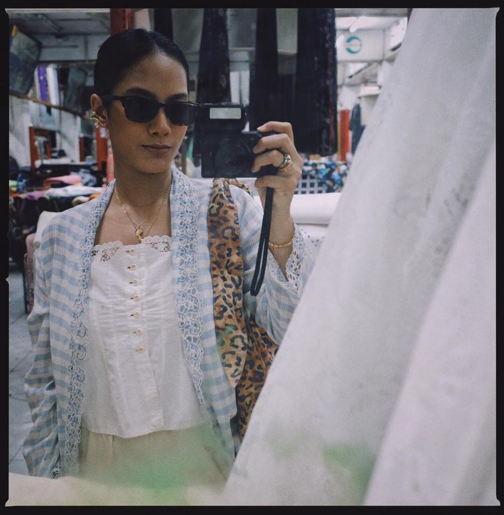 9 Inspirasi kebaya untuk hangout ala Tara Basro, kasual nan anggun