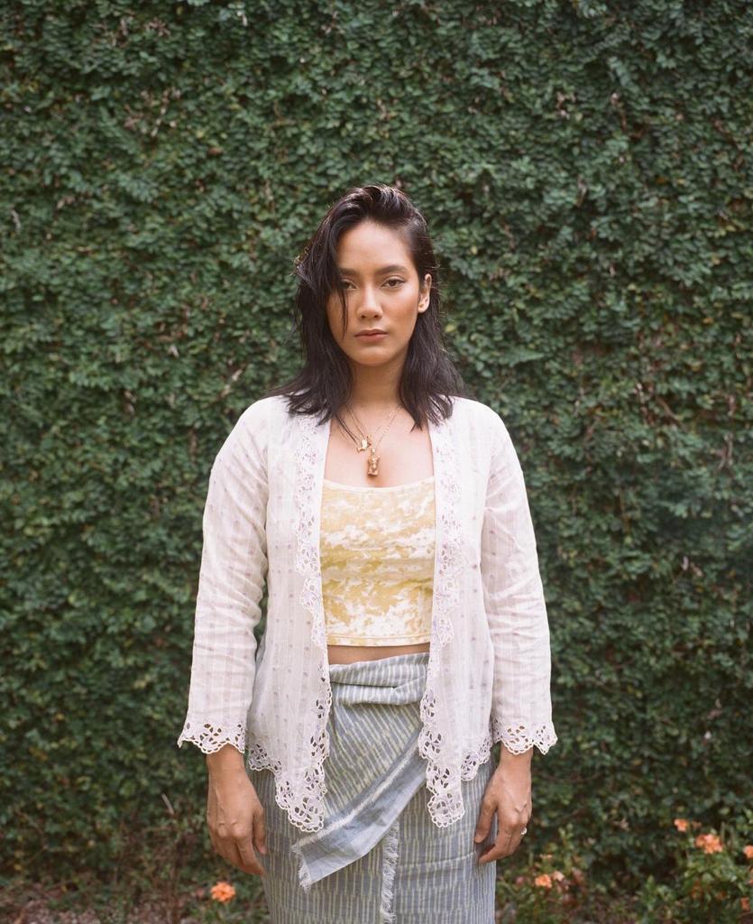 9 Inspirasi kebaya untuk hangout ala Tara Basro, kasual nan anggun