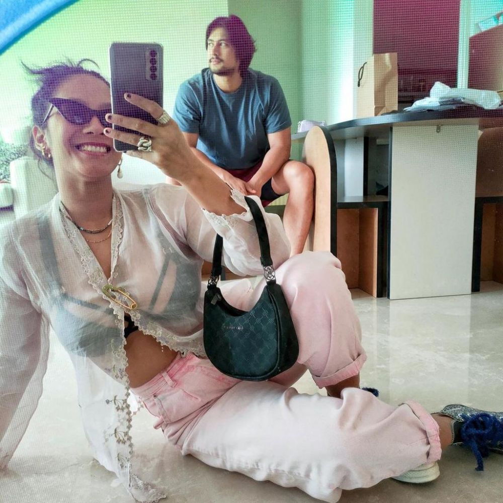 9 Inspirasi kebaya untuk hangout ala Tara Basro, kasual nan anggun